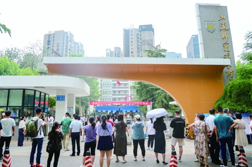 6月6日下午,在山东师范大学附属中学考点,考点外聚集了不少陪考生看考场的家长 本专题摄影 记者 赵天羿(除署名外)